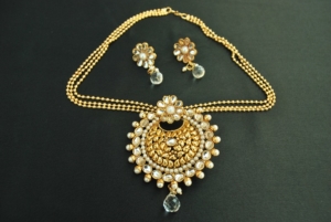 Imitation beautiful floral kundan pendant set