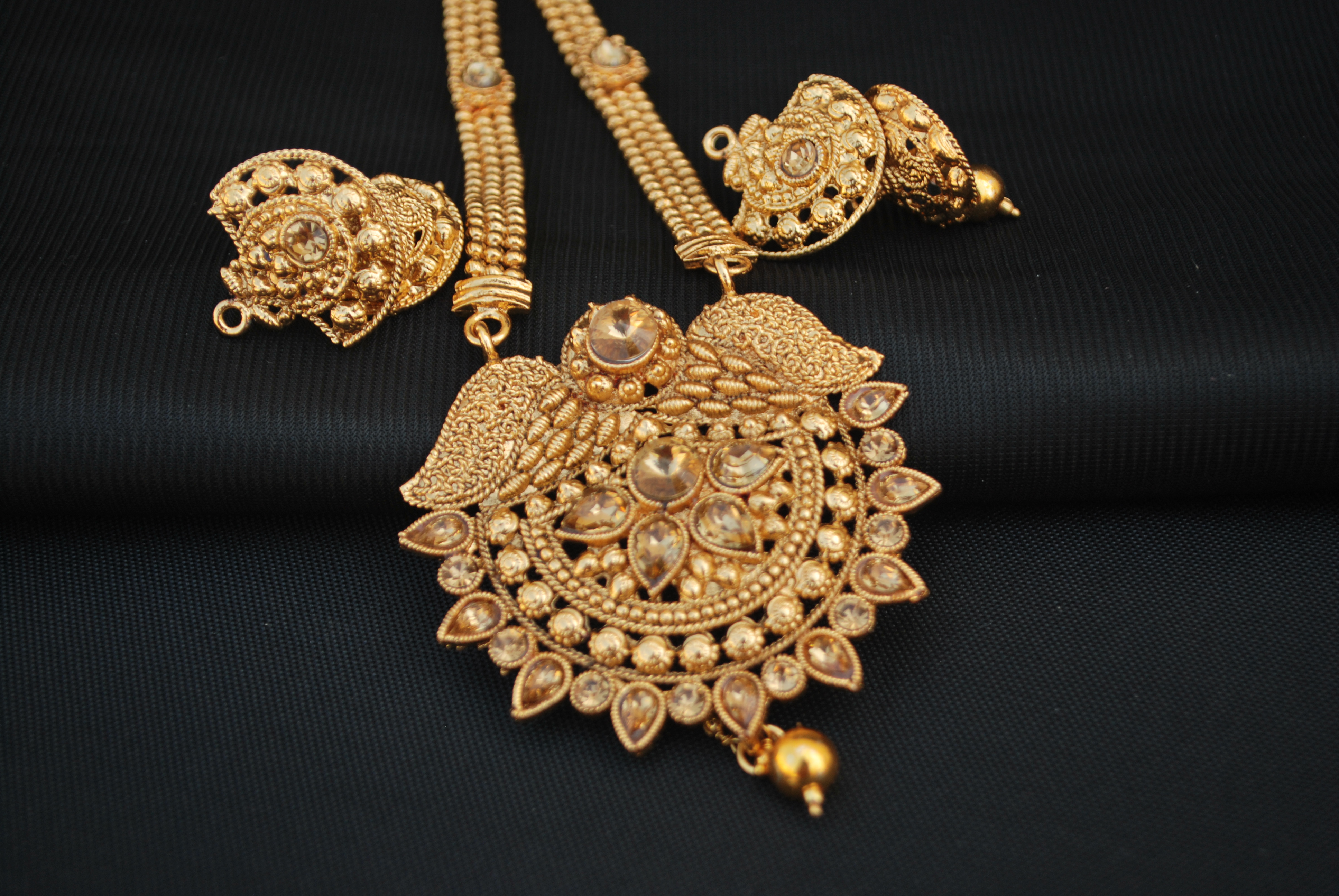 Imitation Shimmery gold temple jewellery necklace set