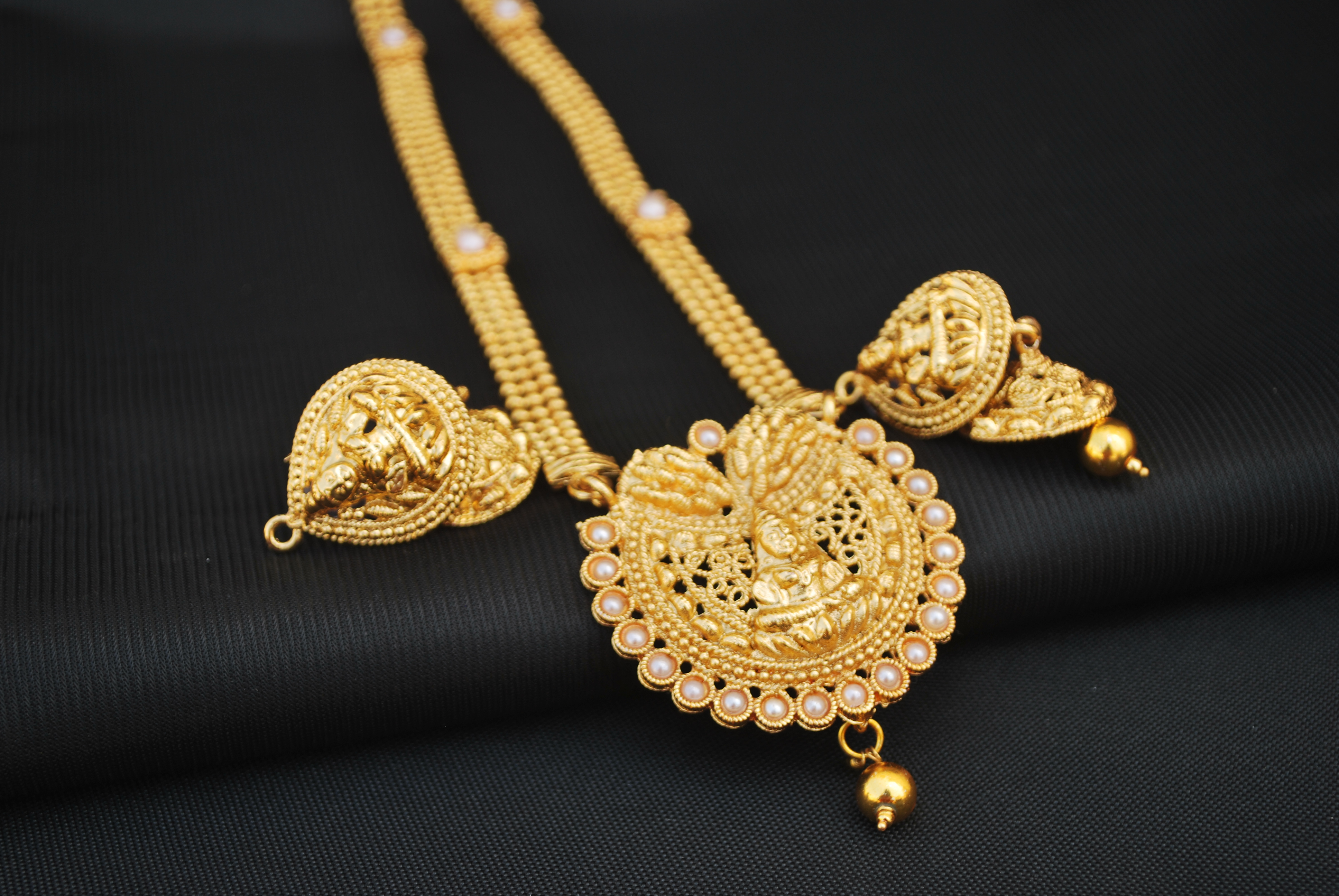 Imitation jewellery goddess laksmi in pearls necklace set