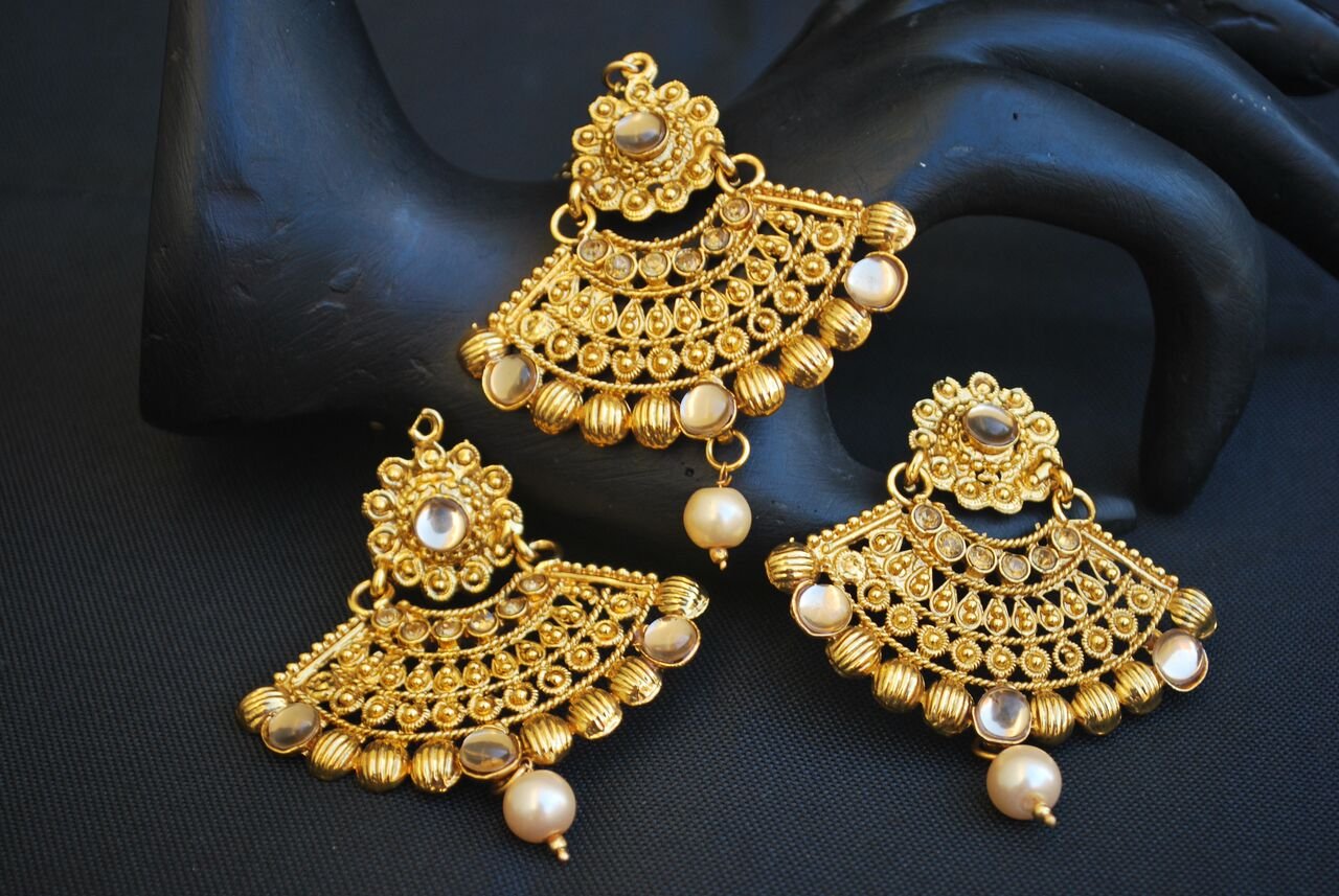 Heavy Earrings With Maang Tikka 2024 | favors.com